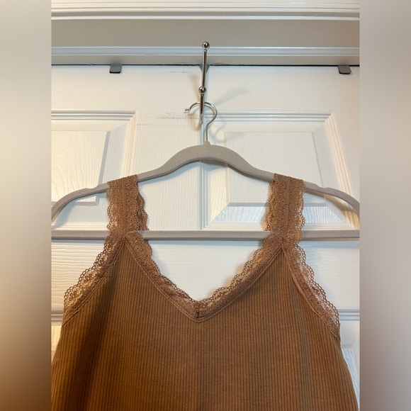 American Eagle Tan Ribbed Lace Trim V-Neck Cropped Tank Top - Picture 5 of 8